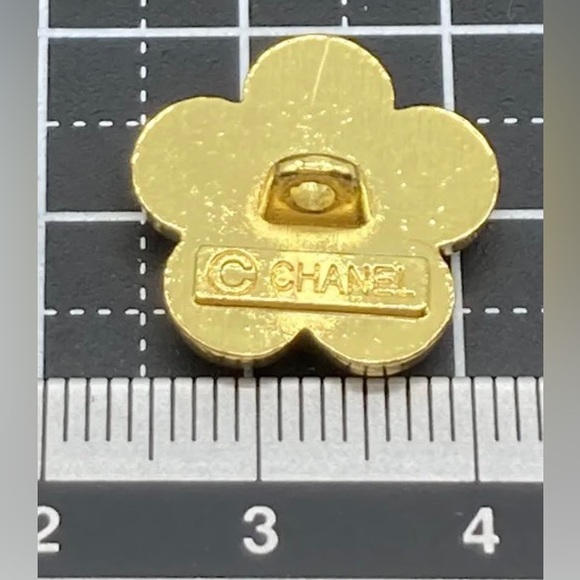 😍WHAT A FIND!! Super RARE and AUTHENTIC VINTAGE 💕CHANEL💕 Daisy Buttons!! - Picture 3 of 3